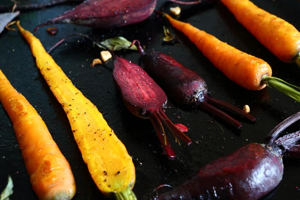 Zanahorias y remolachas horneadas en bandeja para hornear —  Fotos de Stock