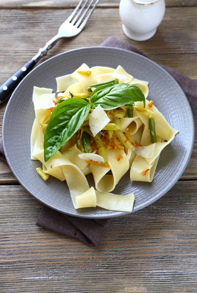 Linguini těstoviny s restovanou zeleninou — Stock fotografie