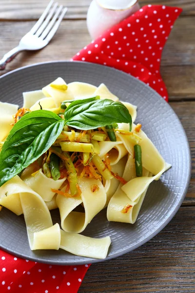 Pasta with roasted carrots and green beans — Stock Photo, Image