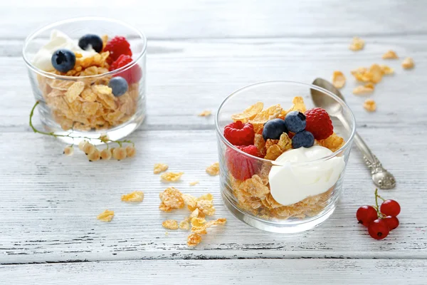 Dos vasos de cereal y yogur — Foto de Stock