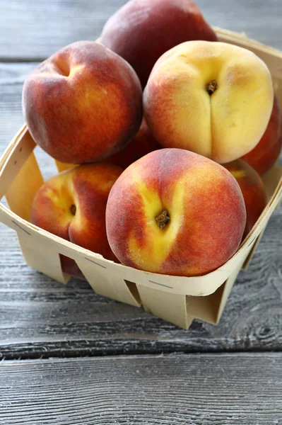 Ripe peaches in a wooden crate — Stock Photo, Image