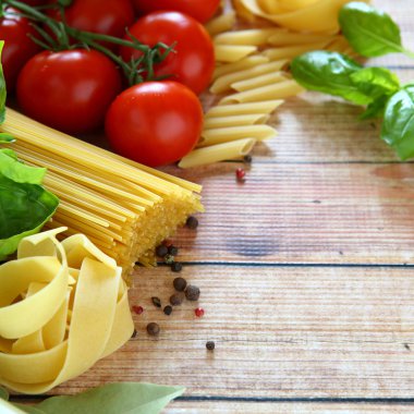 Ahşap zemin üzerinde makarna