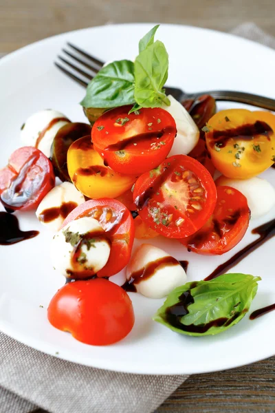 Insalata caprese con salsa di vino — Foto Stock