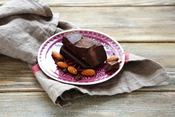 Pedaço de chocolate escuro na placa — Fotografia de Stock