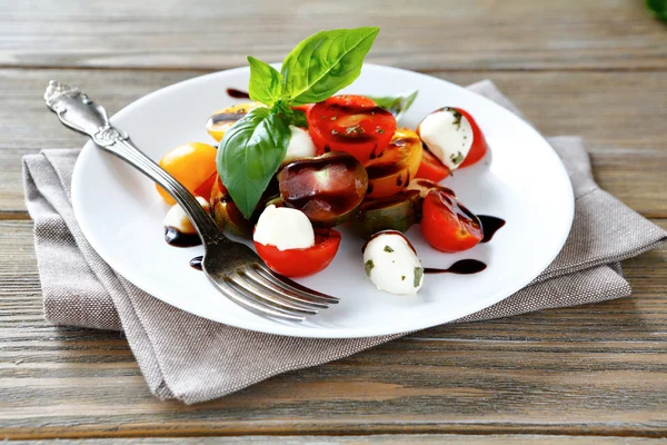 Schöner und schmackhafter Salat — Stockfoto