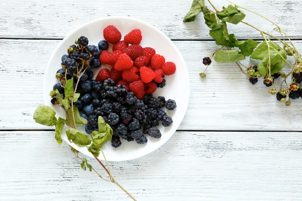 皿に新鮮な果実 — ストック写真