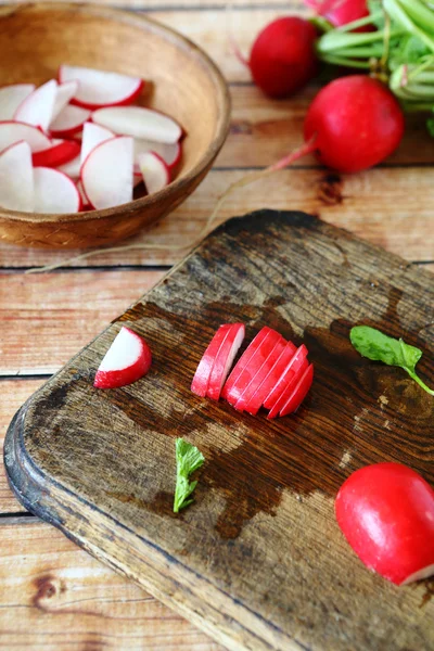 Radish slices and a bowl of salad — Stock Photo, Image