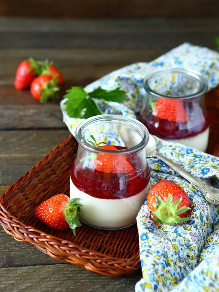 Truskawka panna cotta w słoikach — Zdjęcie stockowe