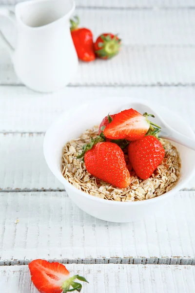 Cereals with fresh berry — Stock Photo, Image