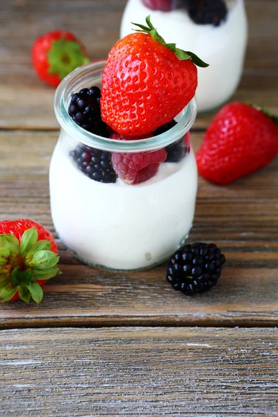 Friss bogyós gyümölcsök, joghurt — Stock Fotó