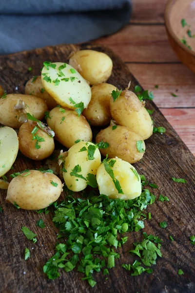 Potatis och gröna ombord — Stockfoto