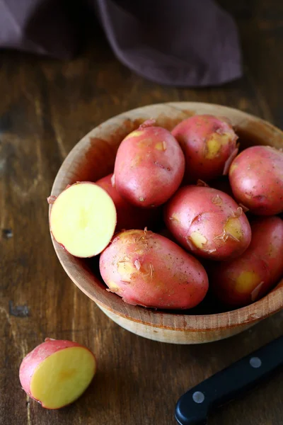 Batatas novas vermelhas em uma tigela — Fotografia de Stock