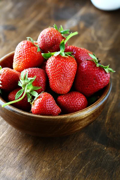 Ripe strawberries in rustic bowl — Stock Photo, Image