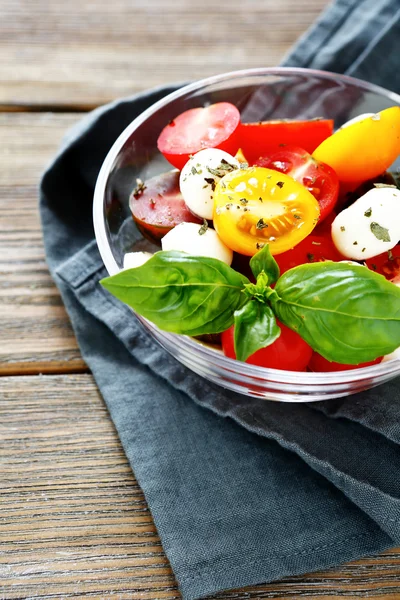 Insalata appetitosa con pomodori in ciotola — Foto Stock