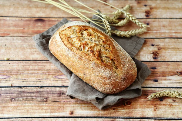 Pan casero y espigas de trigo — Foto de Stock