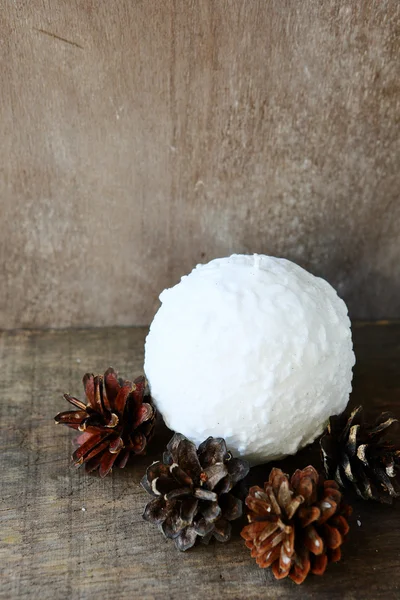 Round candle and pine cones — Stock Photo, Image