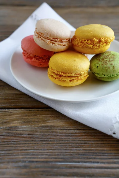 Macaroon fresco na placa — Fotografia de Stock