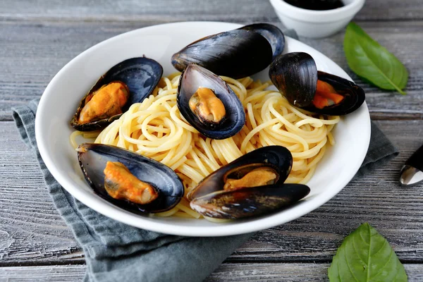 Spaghetti with shrimp and mussel — Stock Photo, Image
