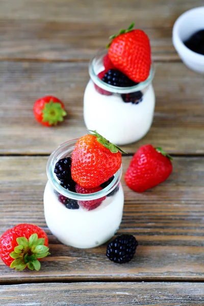 Beeren-Joghurt mit Erdbeeren drauf — Stockfoto