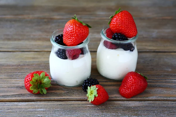 Berry yoghurt i två burkar — Stockfoto