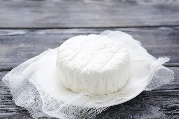 Gazlı bez üzerinde taze peynir — Stok fotoğraf
