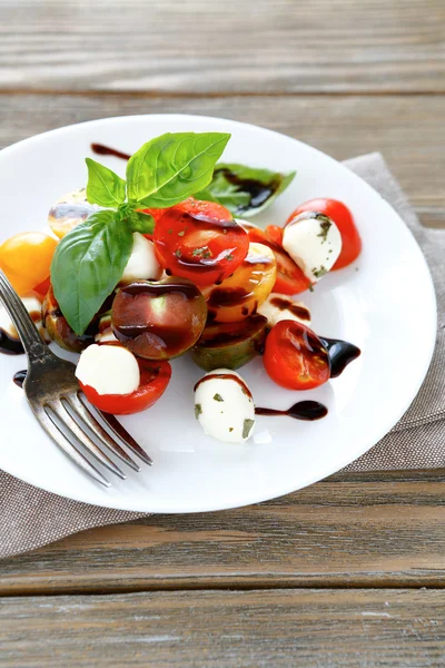 Salade fraîche sur une assiette blanche — Photo