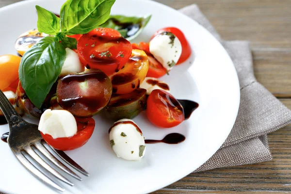 Frischer Caprese-Salat auf weißem Teller — Stockfoto