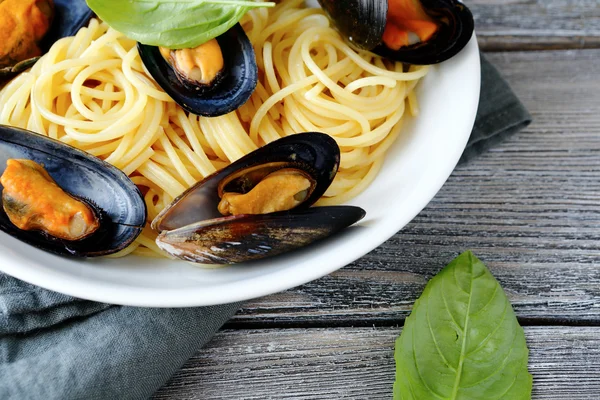 Спагетти с мидиями на тарелке — стоковое фото