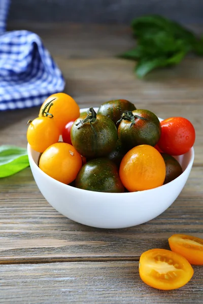 Жовті і зелені маленькі помідори — стокове фото