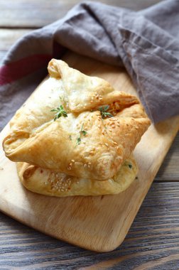 dilimleri yeşillikleri ile taze hachapuri