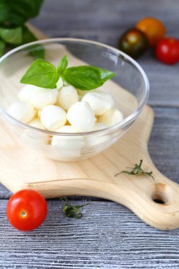 mozzarella w misce na deski do krojenia