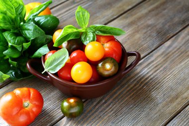 domates ve fesleğen bir kase