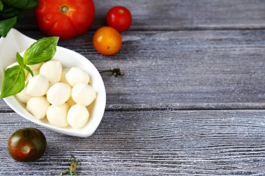 peynirli bir salata kasesine