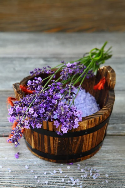 Meersalz mit einem Bund Lavendel — Stockfoto