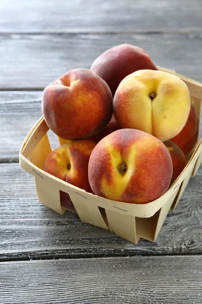 Juicy and fragrant peaches in  box — Stock Photo, Image