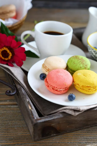 Biscoitos frescos, macaroon com café — Fotografia de Stock