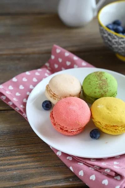 Macaroon with blueberries on plate — Stock Photo, Image