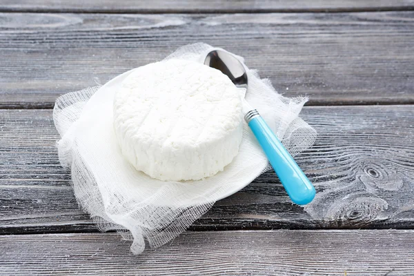 Fresh cottage cheese on the gauze — Stock Photo, Image