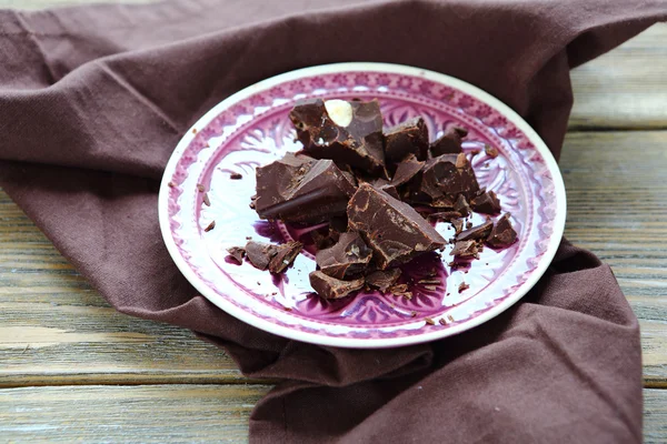 Chocolate quebrado em um prato — Fotografia de Stock