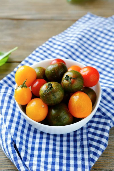 Frische ganze Tomaten — Stockfoto