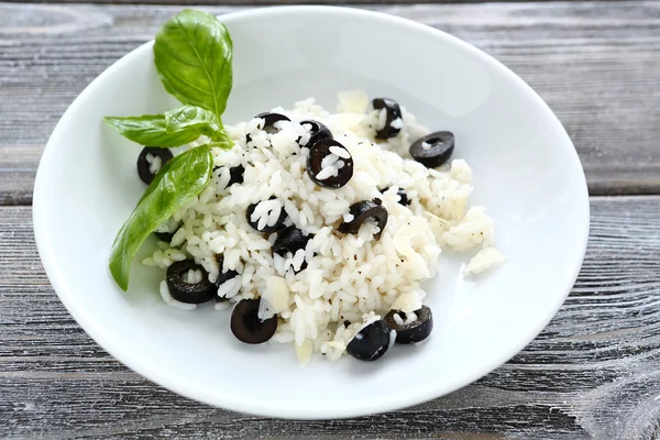 Aceitunas con arroz y queso rallado — Foto de Stock