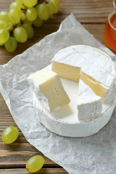 Smakelijke plakjes camembert kaas — Stockfoto
