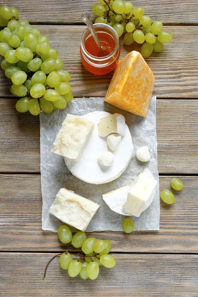 Quesos y uvas frescas — Foto de Stock