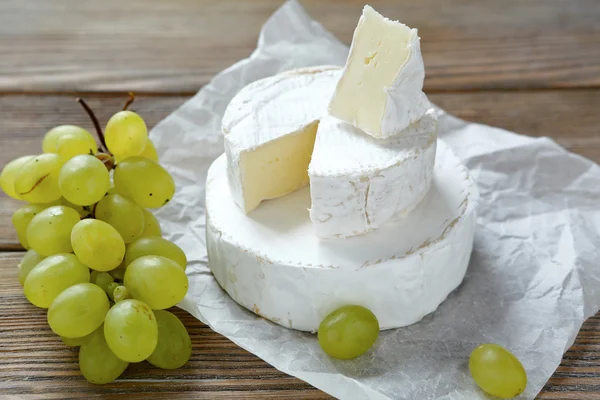 Camembert cheese with grapes — Stock Photo, Image
