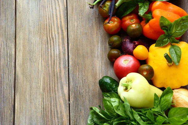 Verduras frescas en una mesa de madera — Foto de Stock