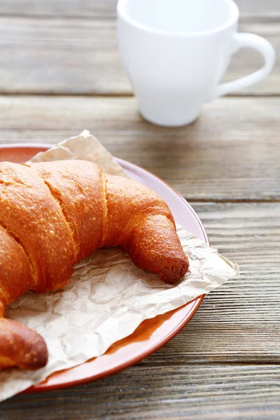 Croissant a bílá pohár — Stock fotografie