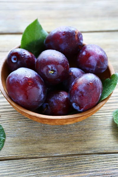 Plums in a bowl on the table — Stock Photo, Image