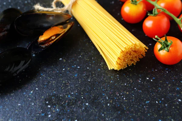 Spaghetti på stenbord — Stockfoto