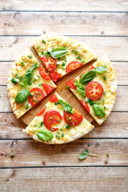 taze pizza Mozzarella peyniri ile