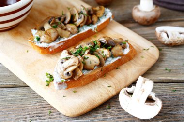 Kızarmış yağlı mantar ile Bruschetta